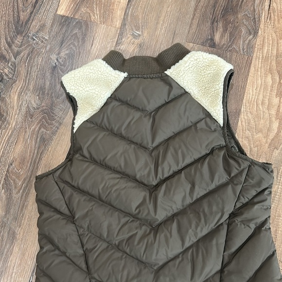Athleta Responsible Down Tundra Sherpa Puffer Vest Womens Size Medium - Picture 14 of 14